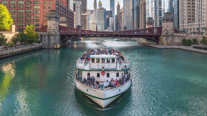 Barco no lago Michigan em Chicago