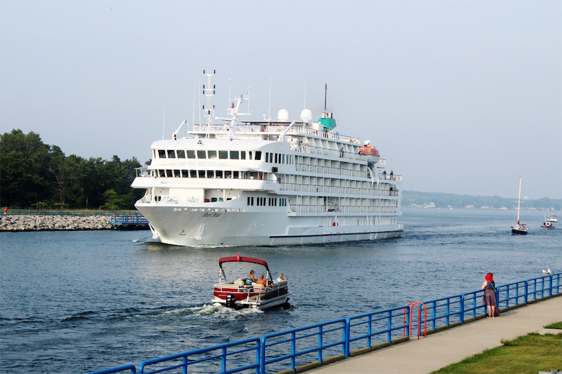Cruzeiro da Great Lakes Cruise Company nos Grandes Lagos
