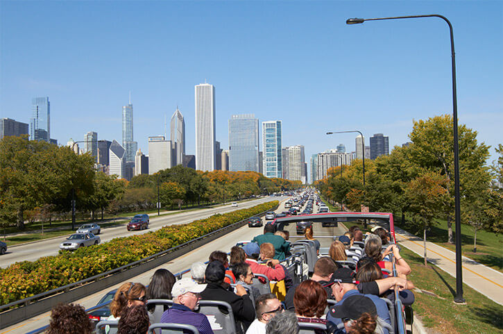 Passageiros no ônibus turístico em Chicago
