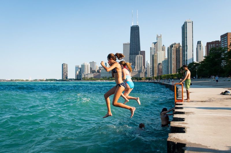 O que fazer no verão em Chicago: pessoas no lago Michigan
