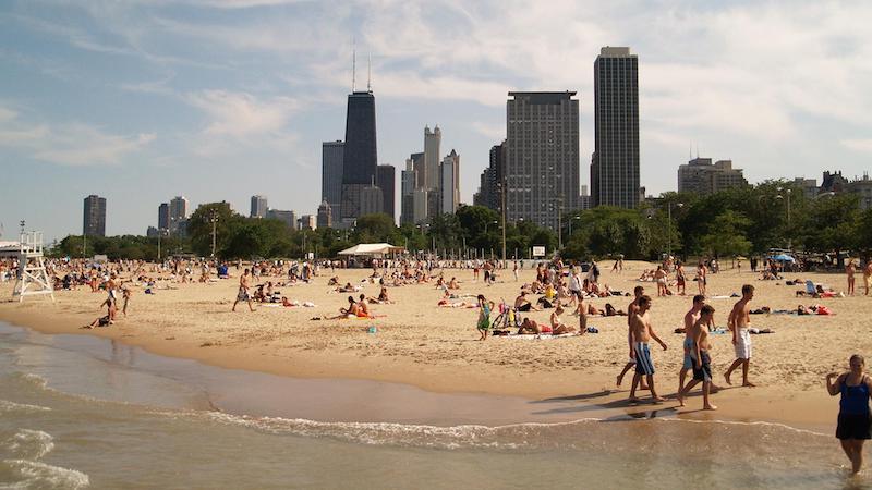 Praia Montrose Beach em Chicago