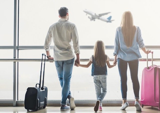 Família no aeroporto