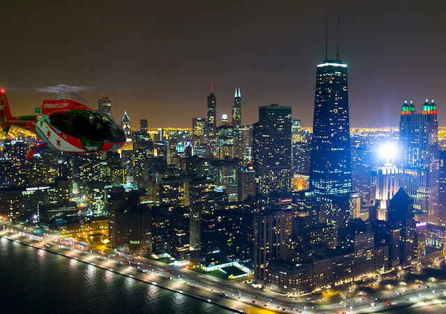 Helicóptero à noite em Chicago