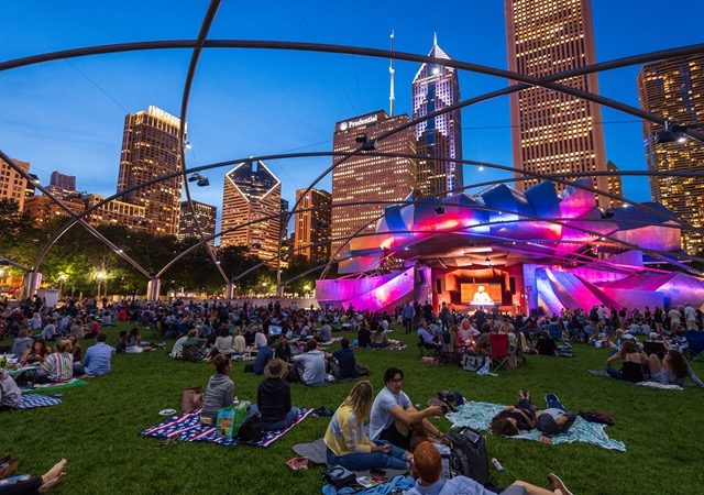 Millennium Park Summer Film Series em Chicago ao anoitecer