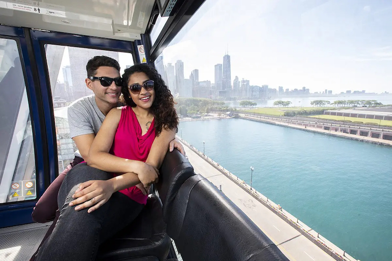 Casal na roda-gigante do Navy Pier em Chicago