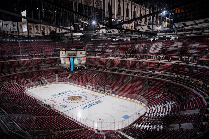 Arena United Center pronta para partida de hóquei no gelo em Chicago