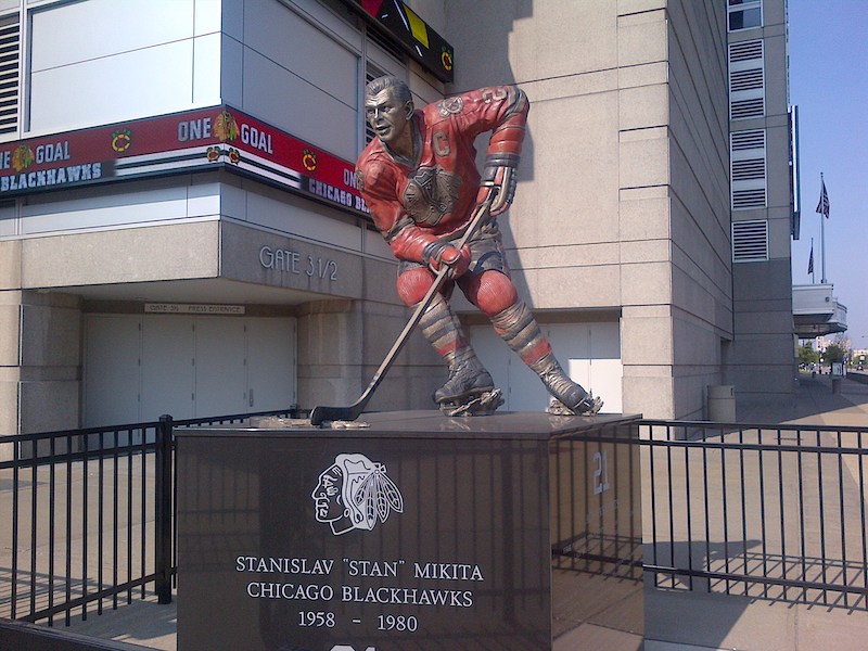 Estátua do Stan Mikita na arena United Center em Chicago