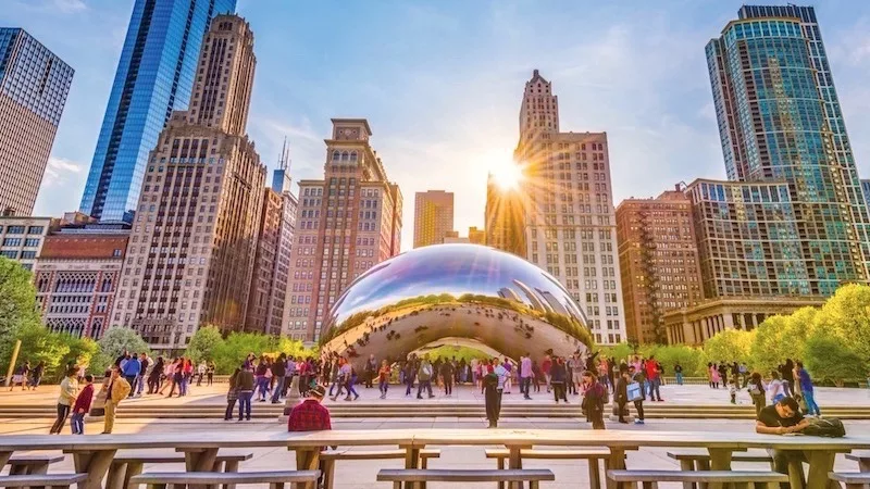 Cloud Gate no verão no Millennium Park em Chicago