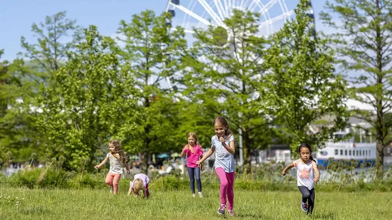 Crianças brincando no Navy Pier em Chicago