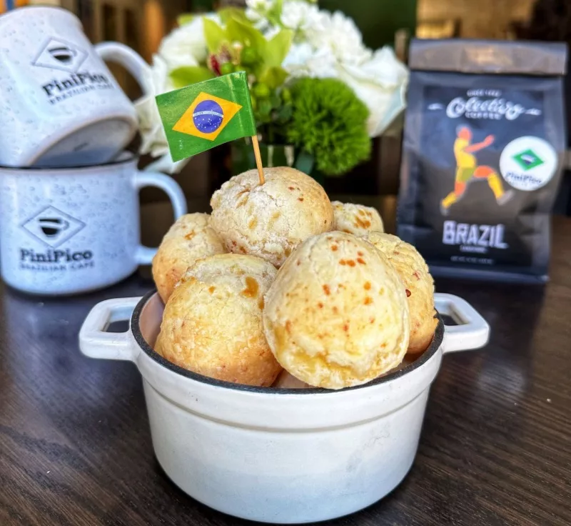Pães de queijo com bandeira do Brasil no PiniPico Brazilian Cafe em Chicago