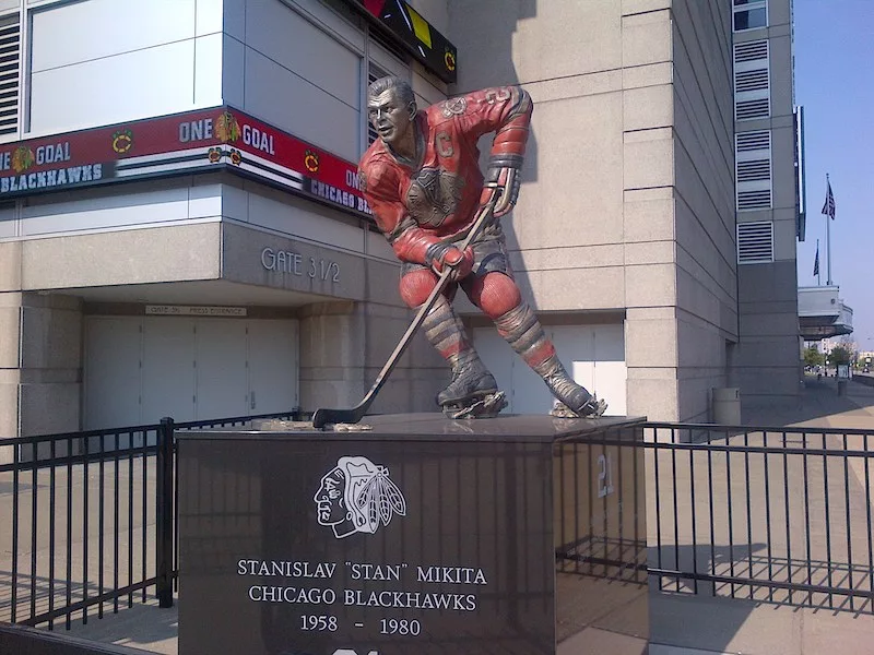 Estátua do Stan Mikita na arena United Center em Chicago